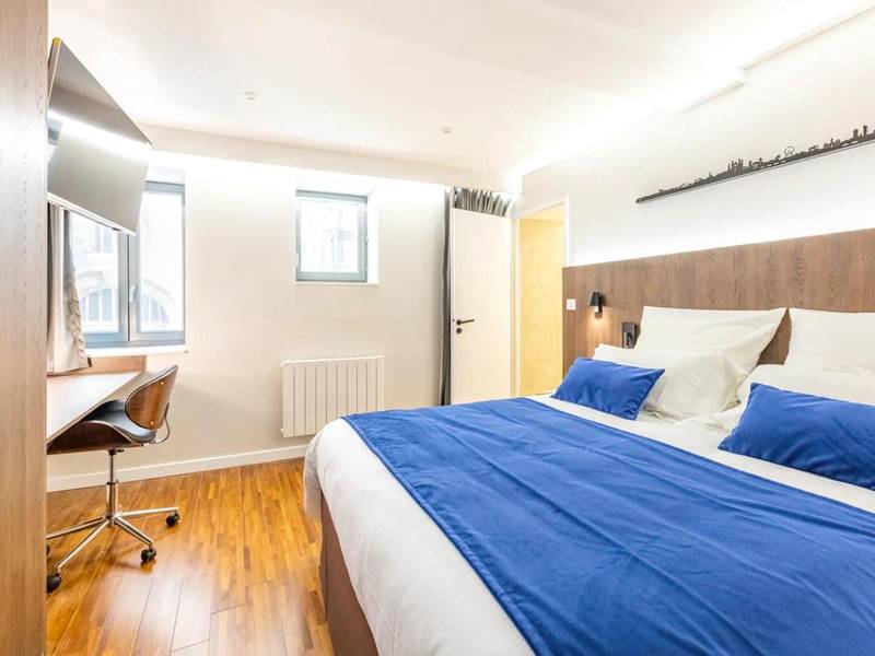 Chambre avec lit king size et chemin de lit bleu - Cocoon du vieux Lyon - Luxury apartment - Balneo