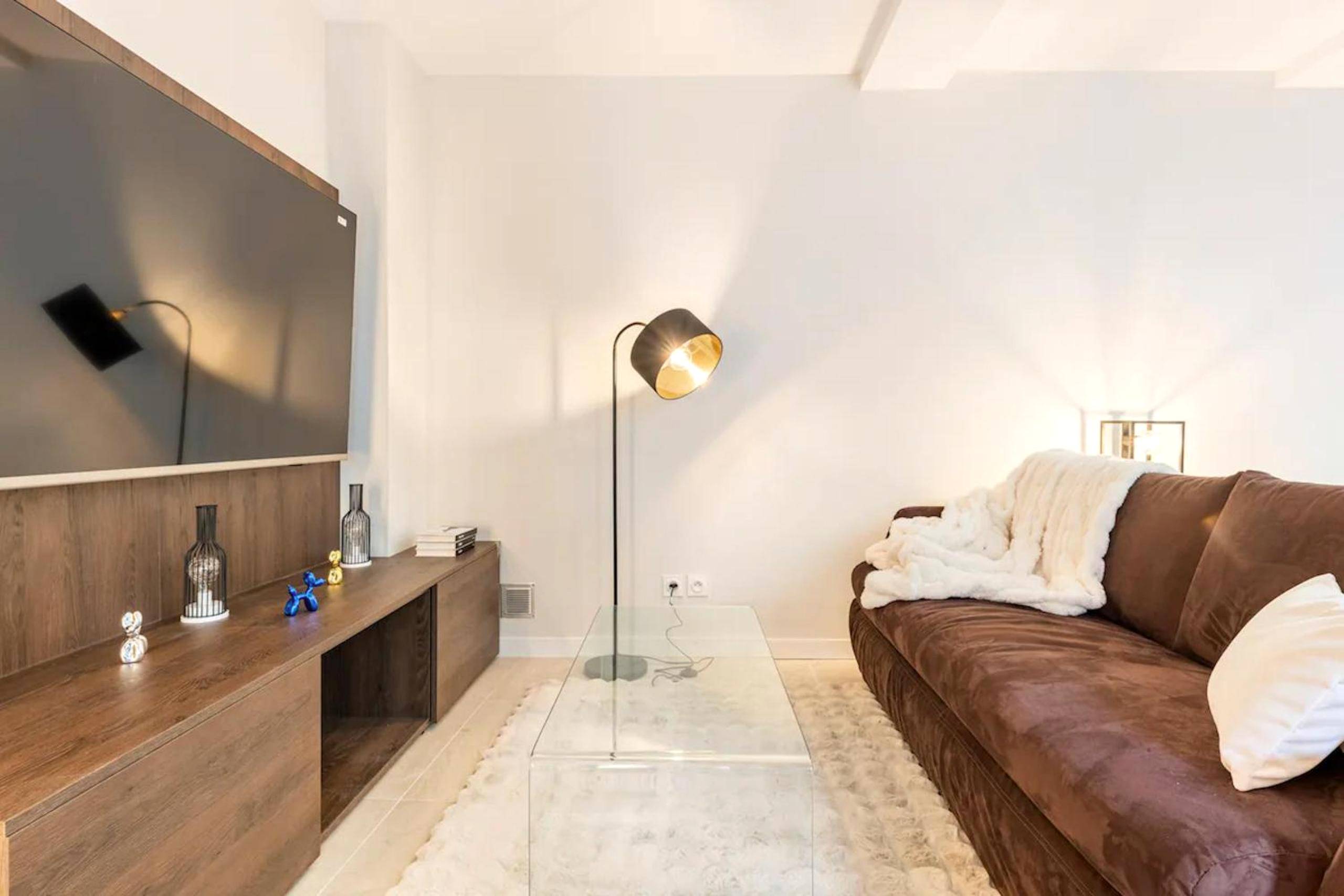 Salon avec canapé en velours et grand écran TV - Cocoon du vieux Lyon - Luxury apartment - Balneo