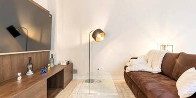 Salon avec canapé en velours et grand écran TV - Cocoon du vieux Lyon - Luxury apartment - Balneo