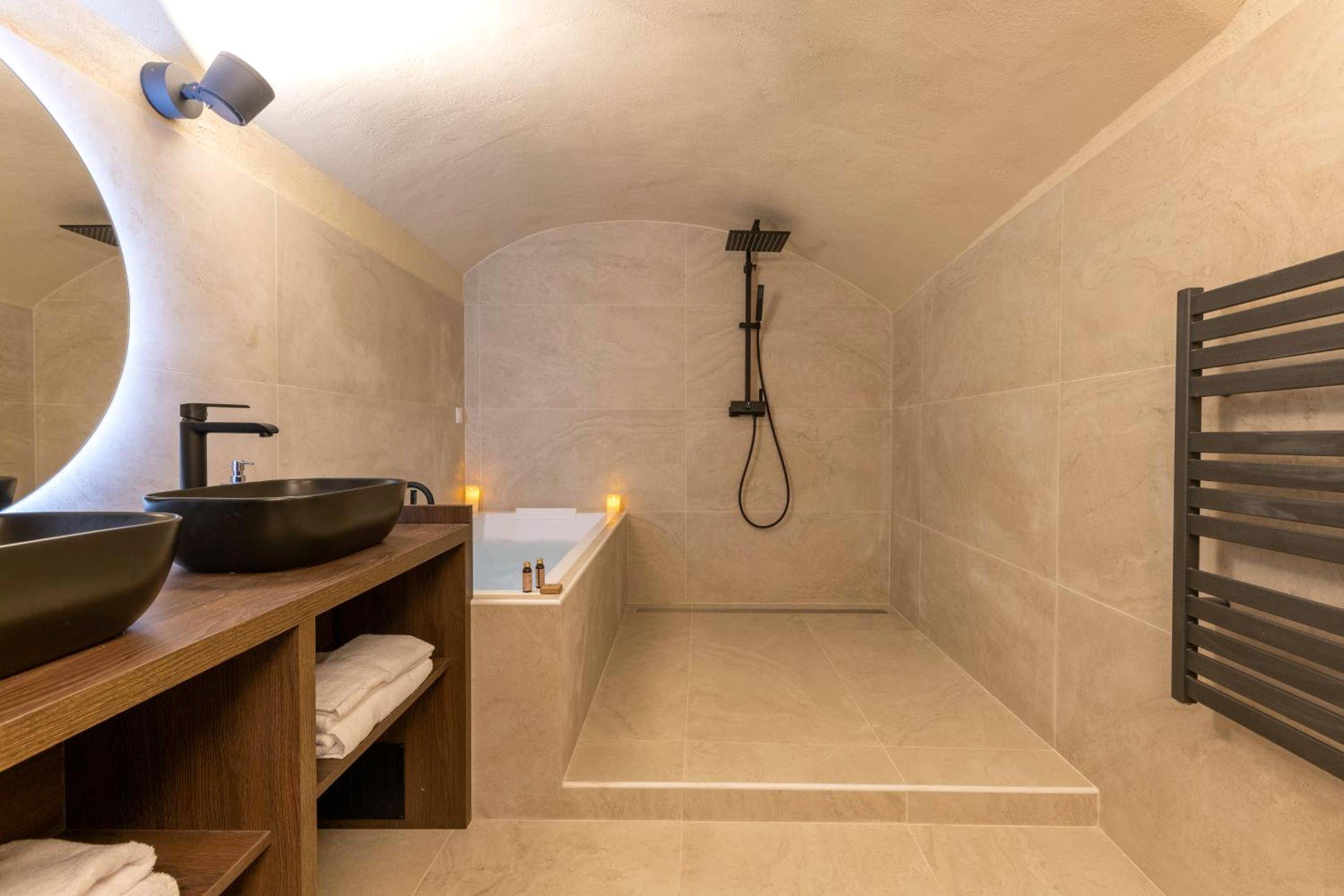 Salle de bain avec douche à l'italienne et spa - Cocoon du vieux Lyon - Luxury apartment - Balneo