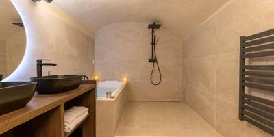 Salle de bain avec douche à l'italienne et spa - Cocoon du vieux Lyon - Luxury apartment - Balneo