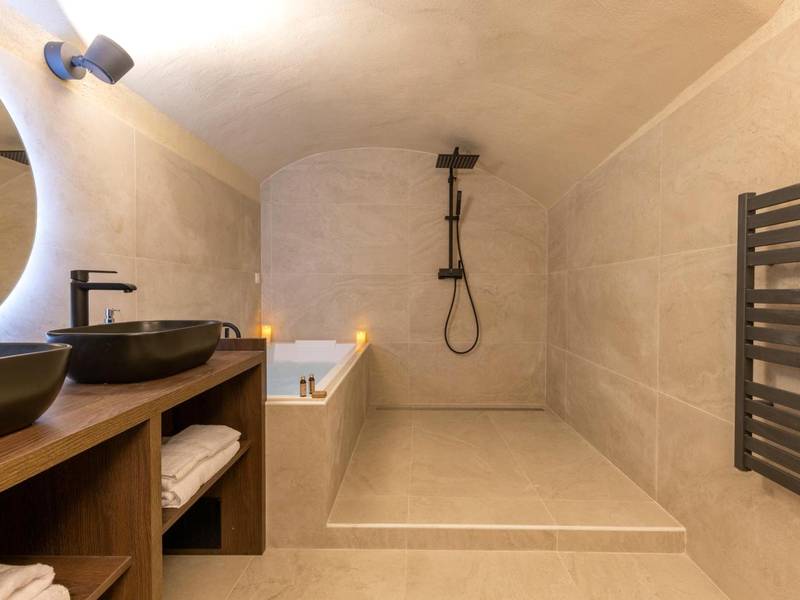 Salle de bain avec douche à l'italienne et spa - Cocoon du vieux Lyon - Luxury apartment - Balneo