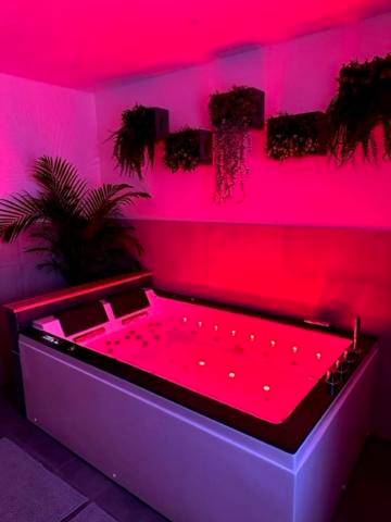 Jacuzzi privatif avec éclairage rose - Love Room Épinal - Love Room Cocooning & Spa