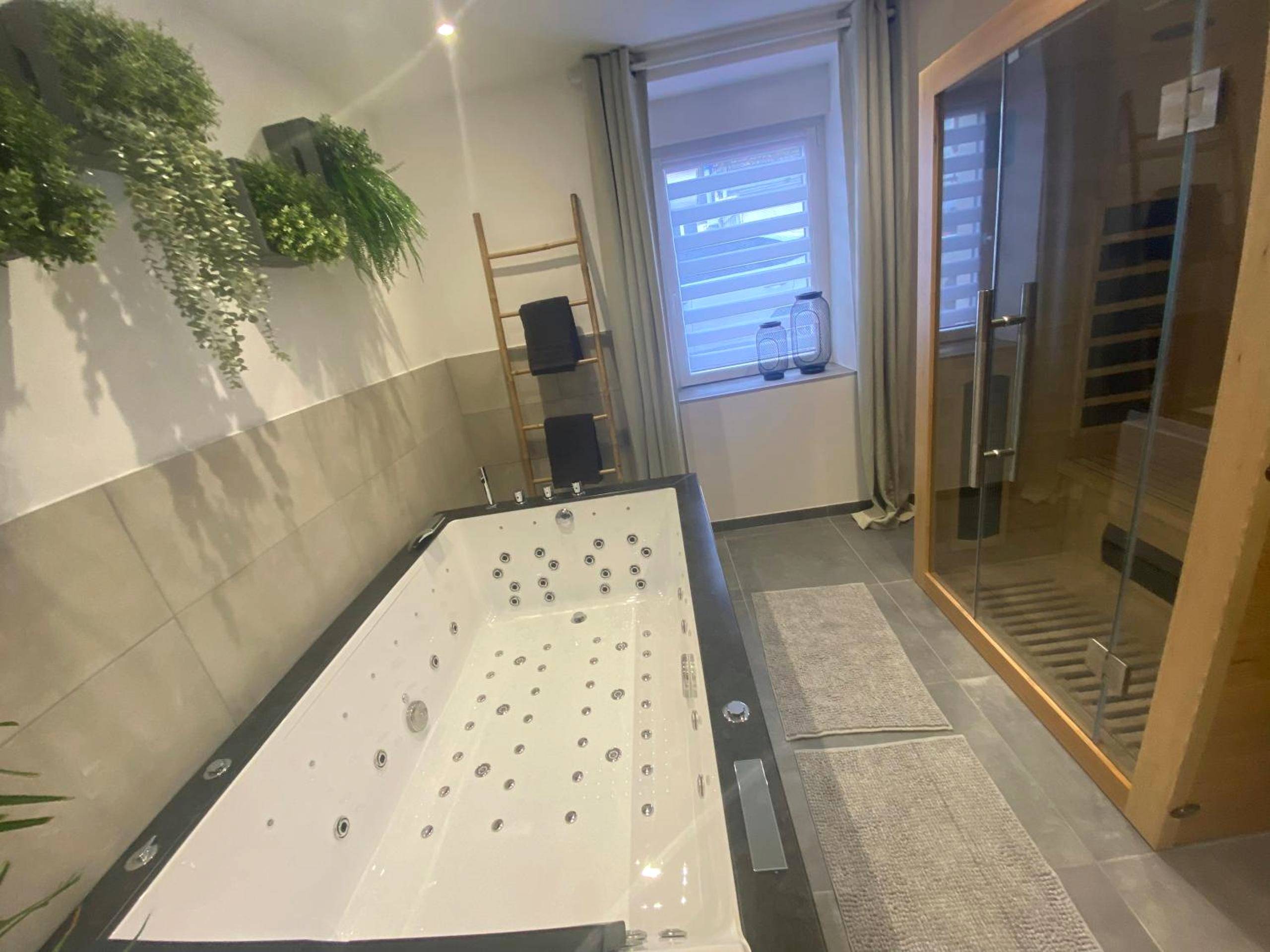 Espace bien - être avec jacuzzi et sauna - Love Room Cocooning & Spa