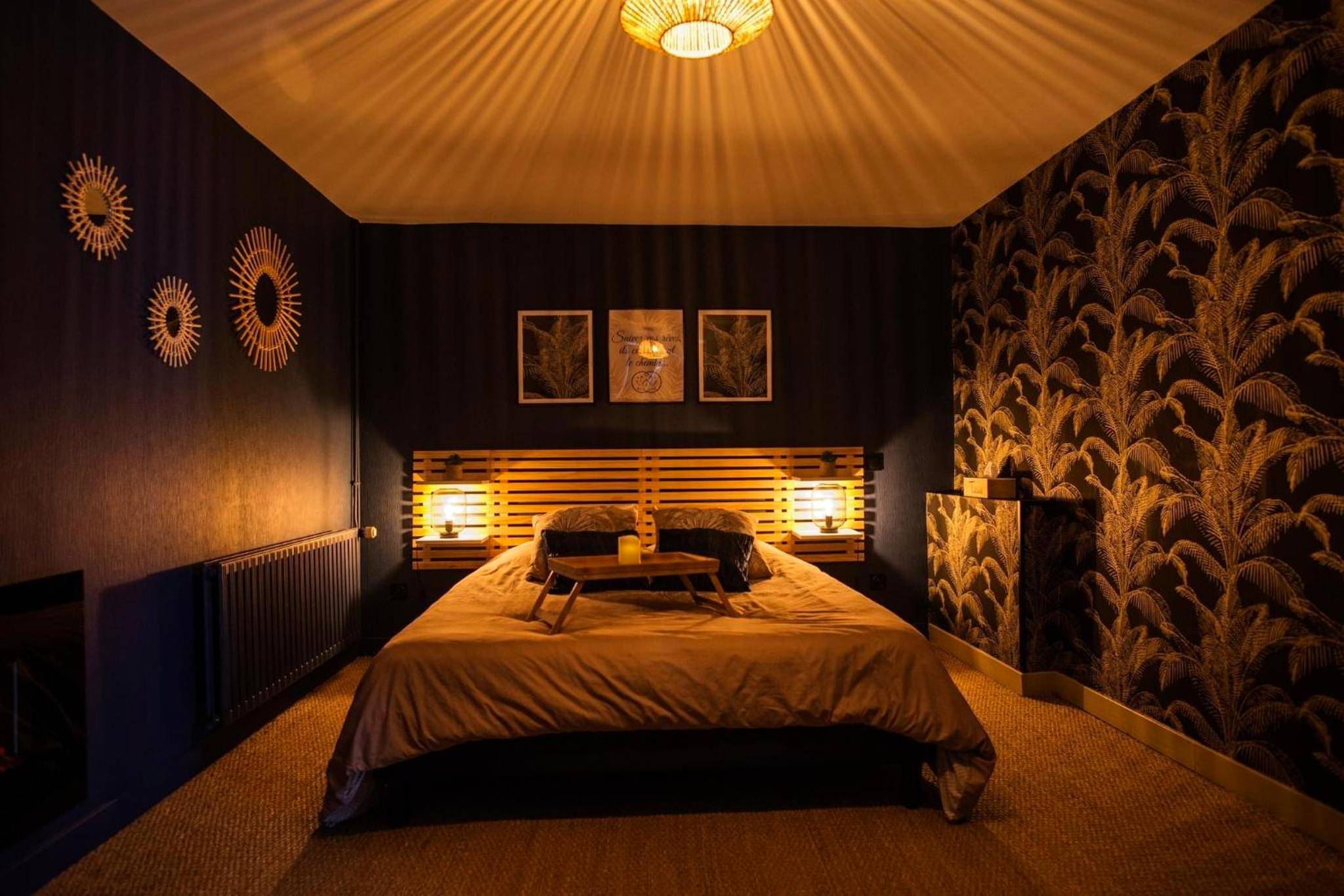 Chambre avec lit double et mur végétal sombre - COCOONING SPA - Gîte avec piscine, jacuzzi, sauna