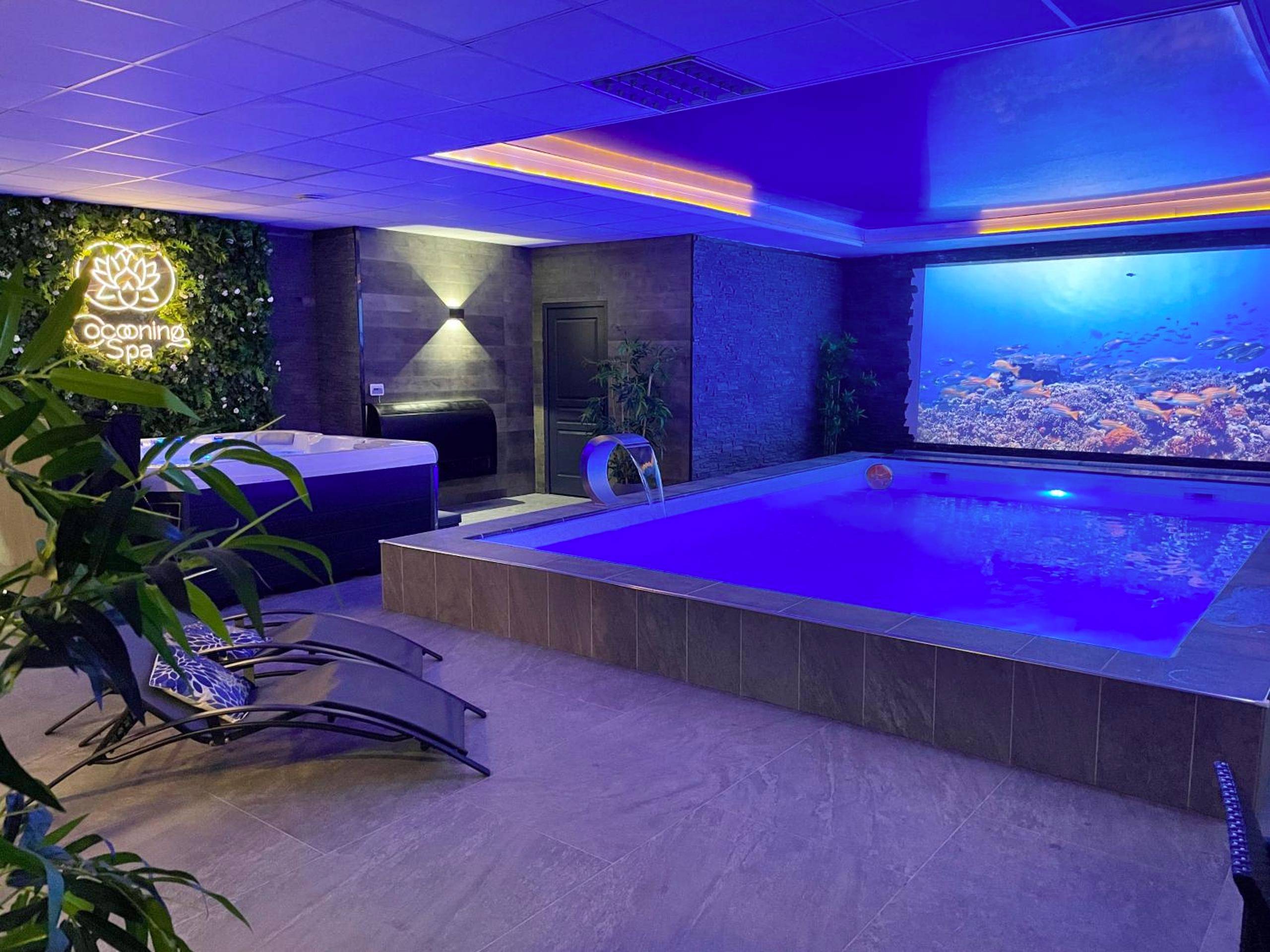 Piscine intérieure chauffée avec éclairage bleu - COCOONING SPA - Gîte avec piscine, jacuzzi, sauna