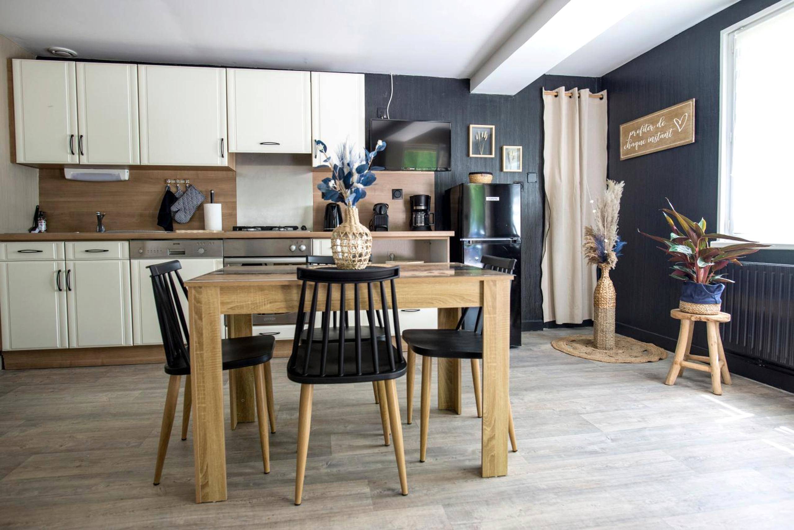 Cuisine équipée avec table à manger en bois - COCOONING SPA - Gîte avec piscine, jacuzzi, sauna