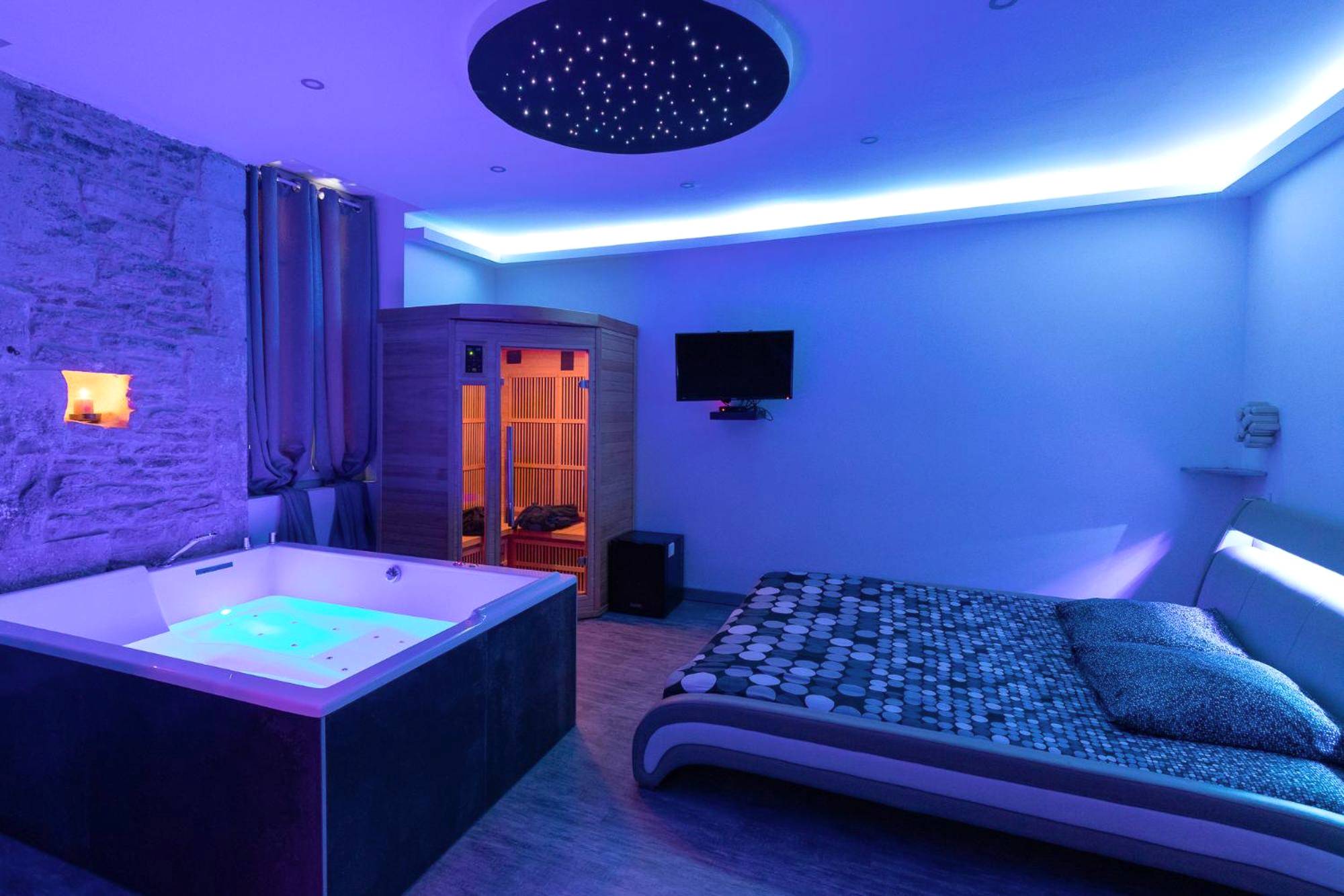 Suite avec jacuzzi, sauna et lit double - Love Room Dijon - Cocooning Spa