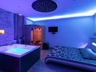 Suite avec jacuzzi, sauna et lit double - Love Room Dijon - Cocooning Spa
