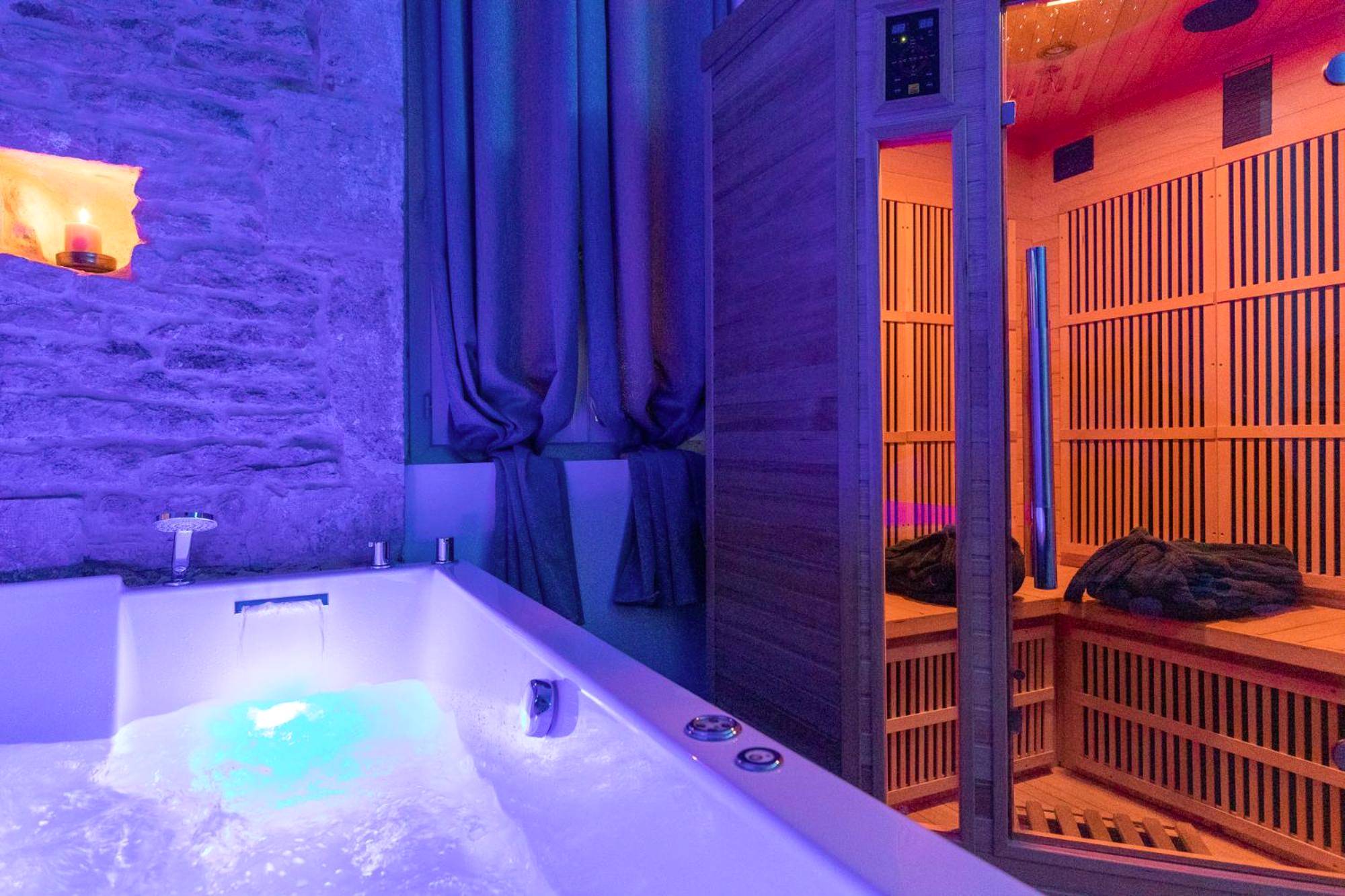 Détail du jacuzzi bouillonnant et du sauna - Cocooning Spa