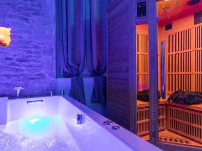 Détail du jacuzzi bouillonnant et du sauna - Cocooning Spa