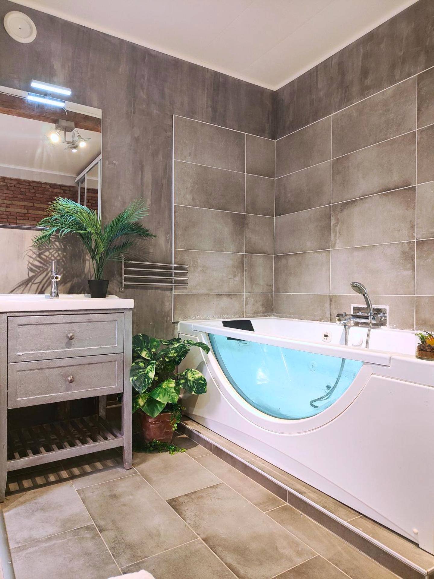 Chambre avec lit double et poutres apparentes - Cocoon'Inn Daurade