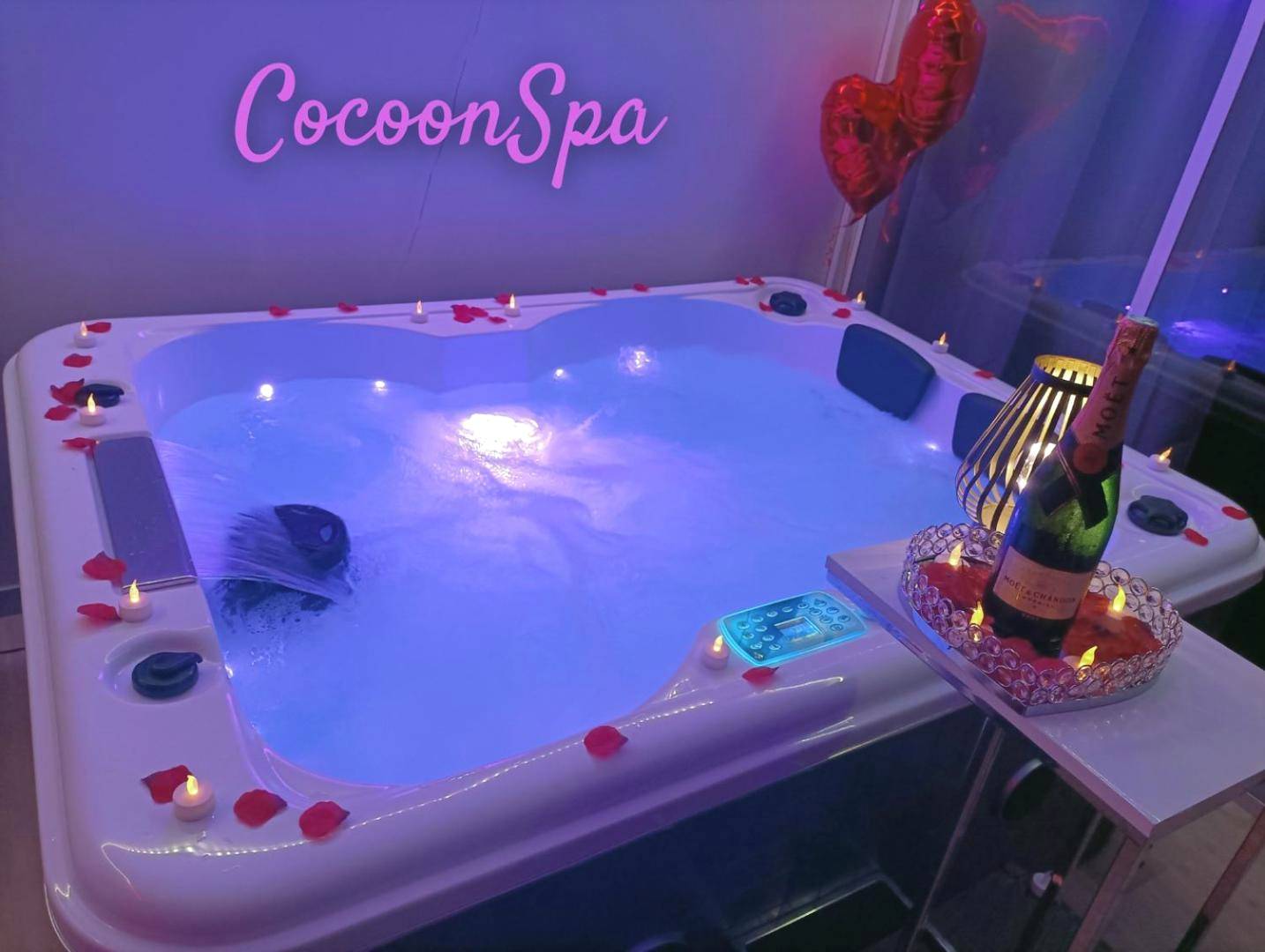 Jacuzzi avec pétales de rose et champagne - Love Room Toulouse - CocoonSPA LoveRoom Jacuzzi