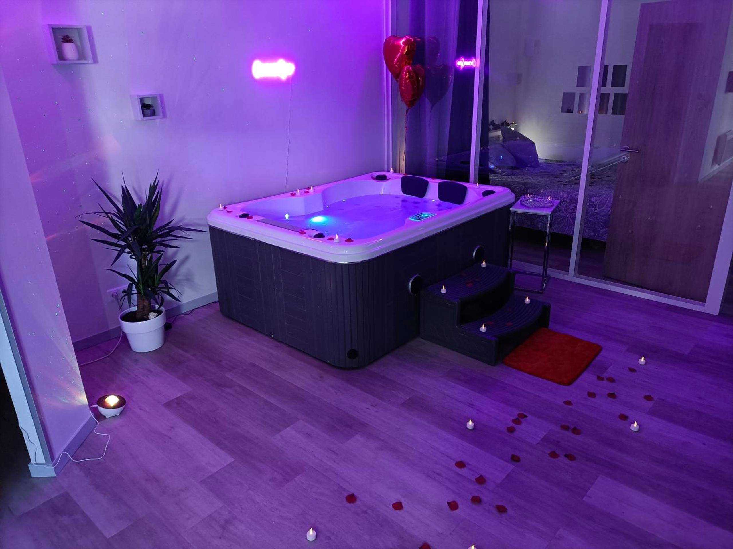 Baignoire balnéo éclairée dans ambiance tamisée - CocoonSPA LoveRoom Jacuzzi
