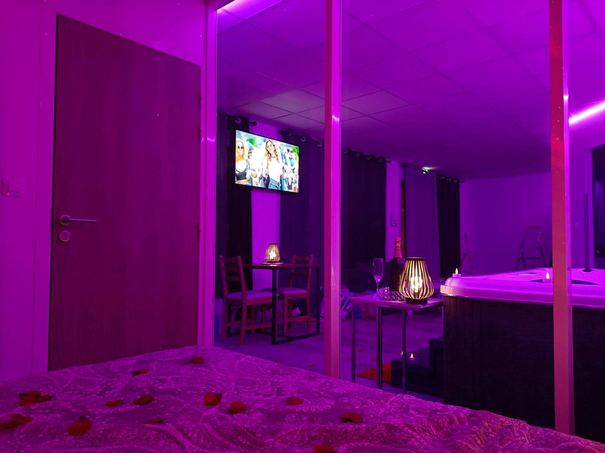 Vue de la chambre vers le jacuzzi et le salon - CocoonSPA LoveRoom Jacuzzi