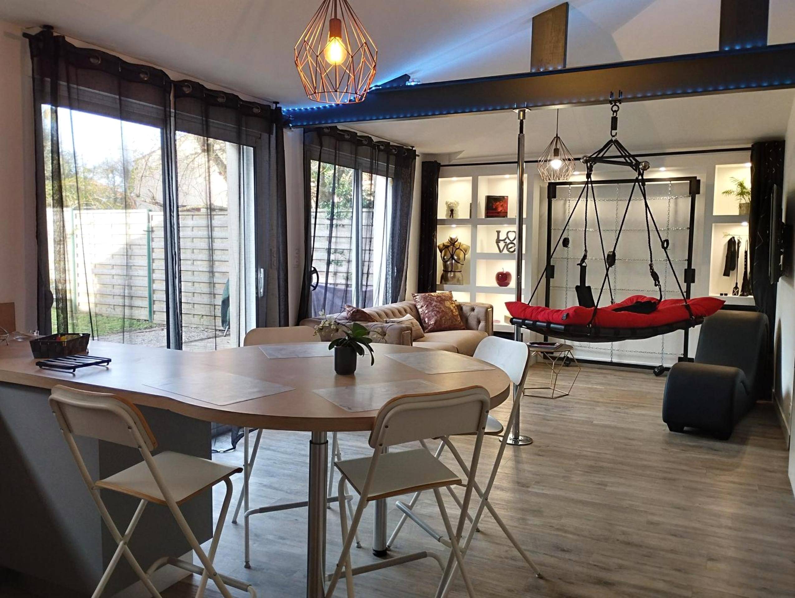 Salon avec balançoire érotique et fauteuil tantra - Love Room La Plaine - sur - Mer - Gîte romantique avec SPA cœur à...