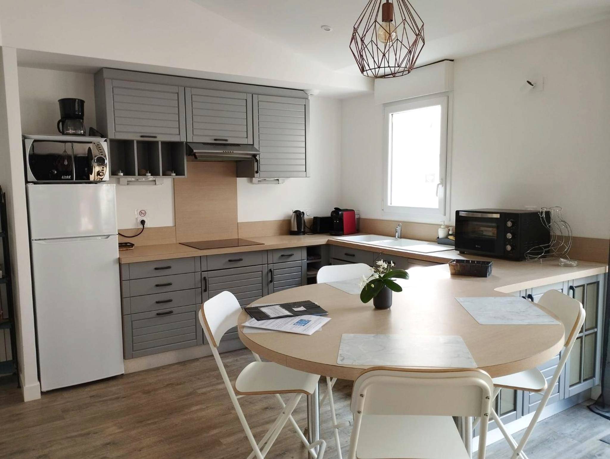 Cuisine équipée avec table ronde et chaises - Gîte romantique avec SPA cœur à corps 44