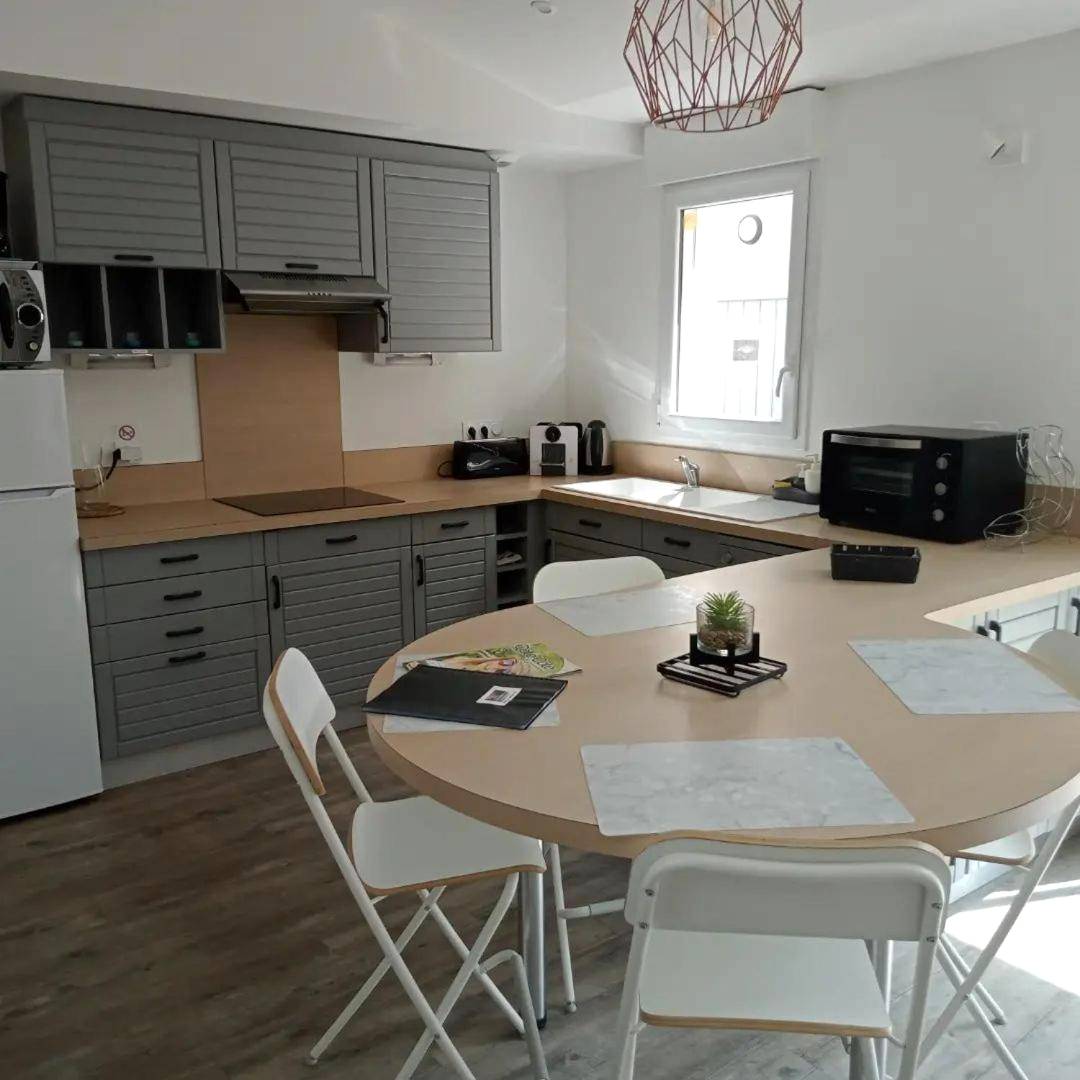 Cuisine moderne avec coin repas et électroménager - Gîte romantique avec SPA cœur à corps 44