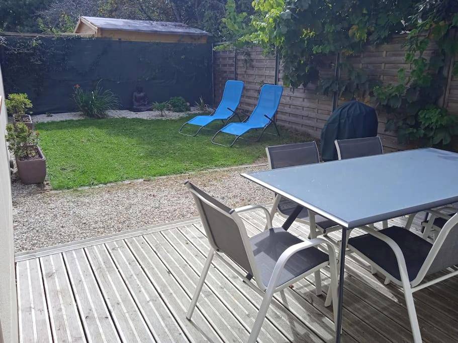 Terrasse en bois avec salon de jardin et transats - Gîte romantique avec SPA cœur à corps 44