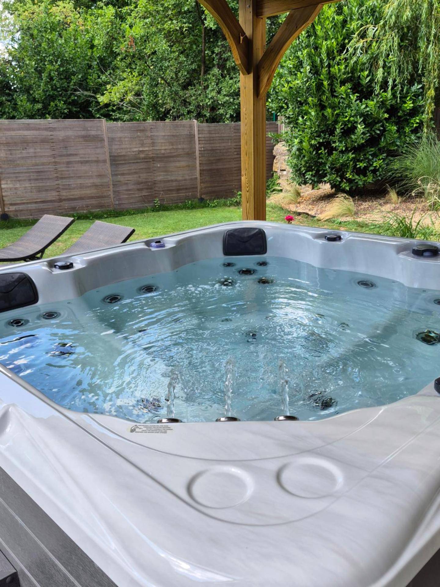 Jacuzzi extérieur sous abri en bois - Love Room Tétaigne - Au coeur des désirs