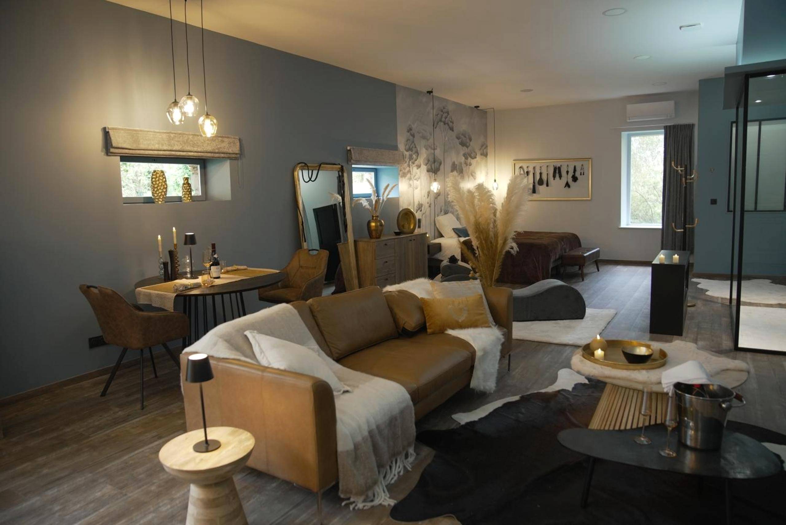 Salon spacieux avec canapé en cuir et déco chic - Au coeur des désirs