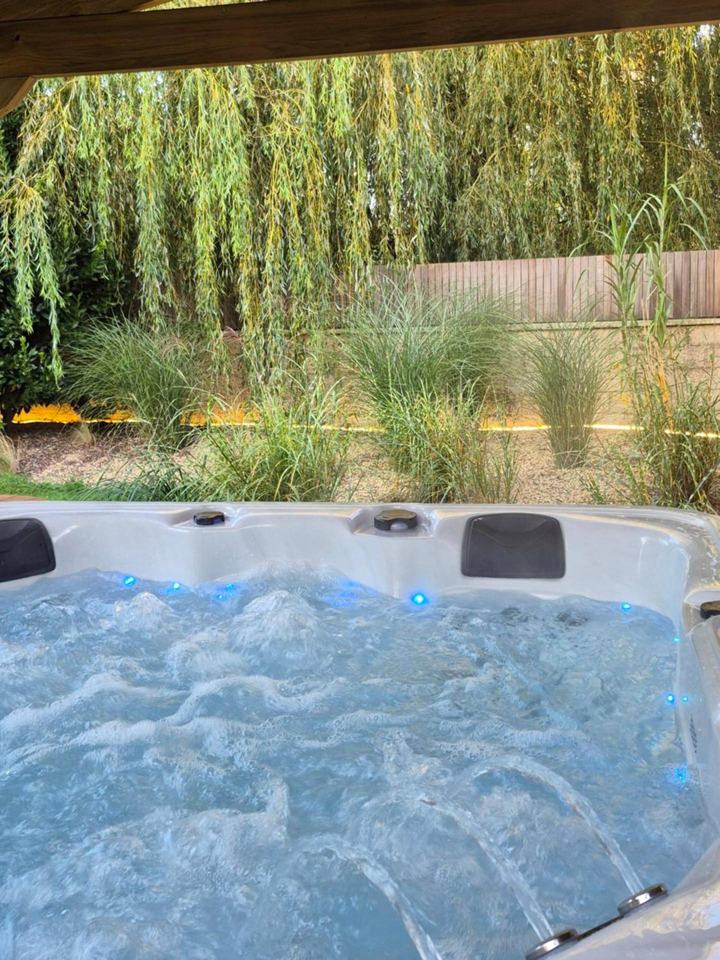 Jacuzzi bouillonnant avec éclairage LED bleu - Au coeur des désirs