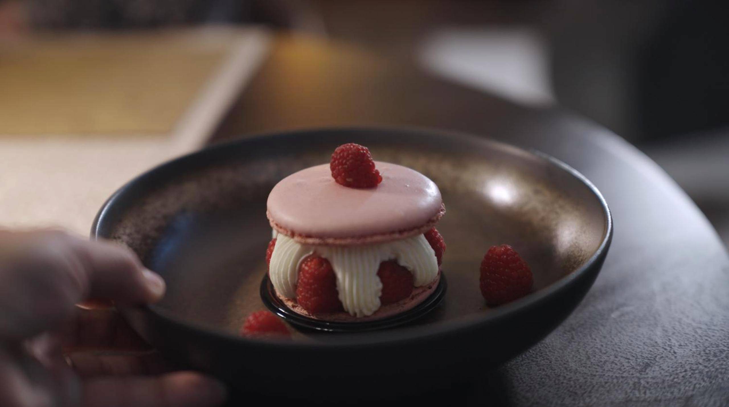 Pâtisserie fine aux framboises dans une assiette - Au coeur des désirs