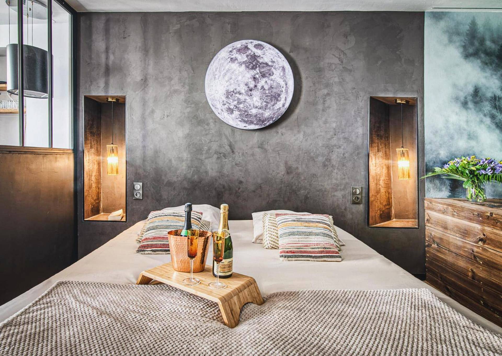 Lit double avec plateau de champagne et lune - Cœur de vie « La bulle »
