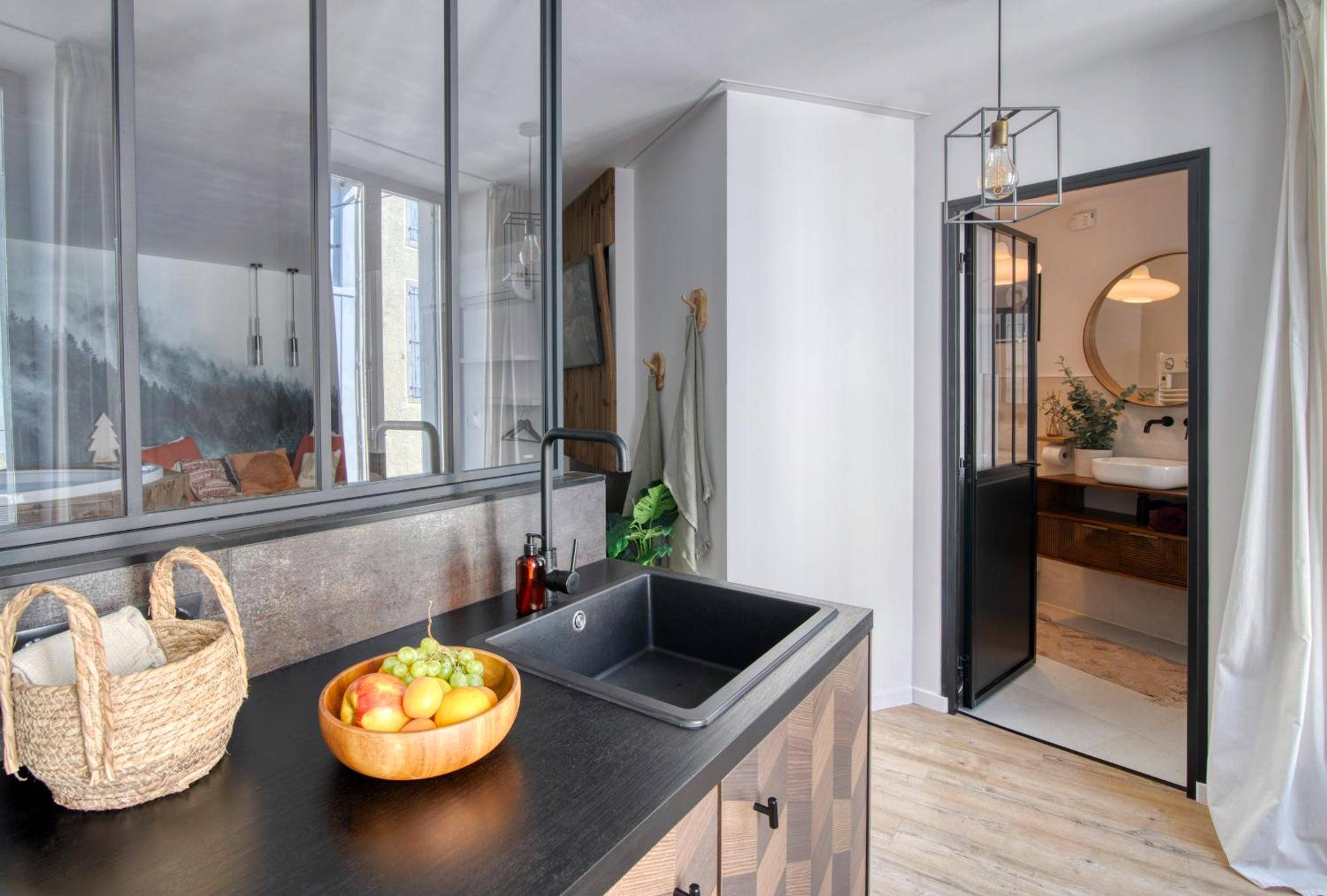 Cuisine équipée avec verrière et vue salle de bain - Cœur de vie « La bulle »