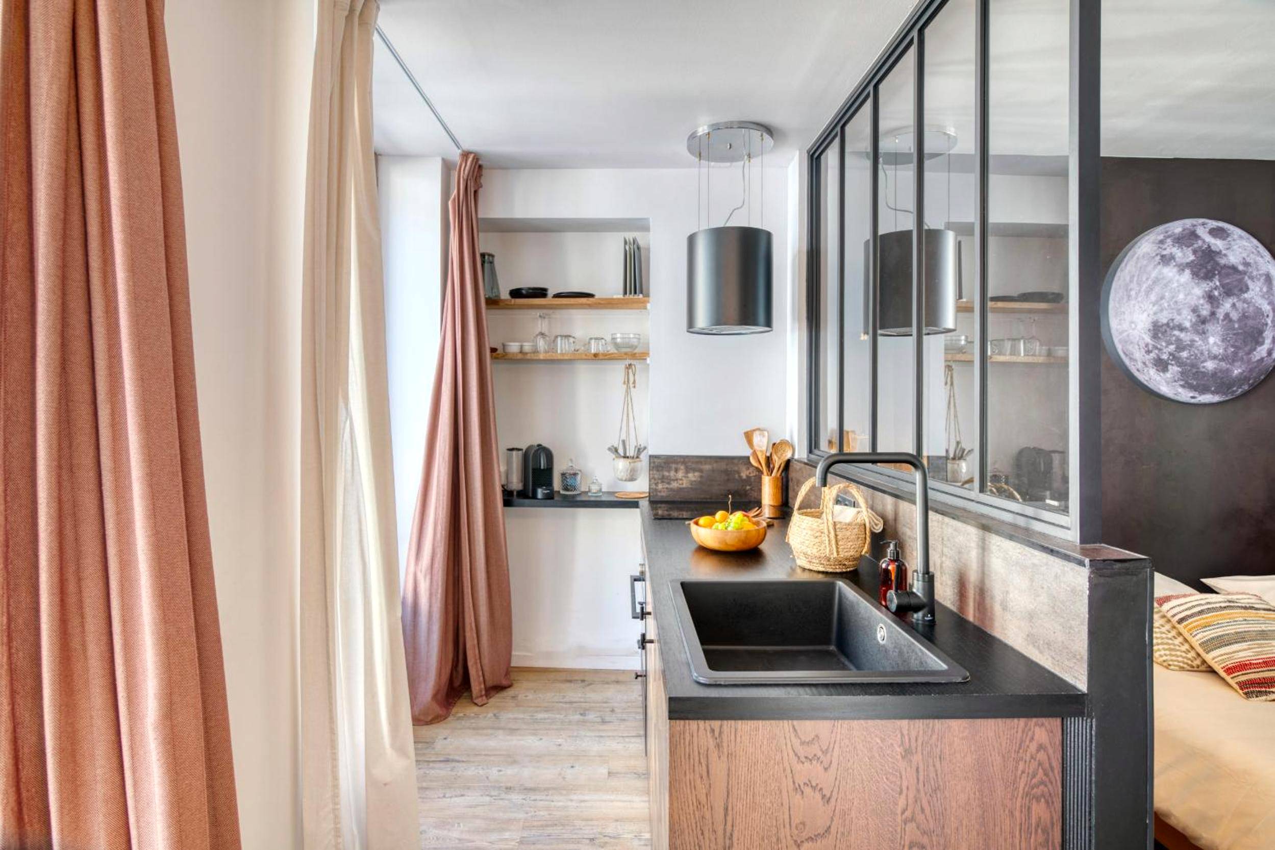 Espace cuisine avec évier noir et verrière - Cœur de vie « La bulle »