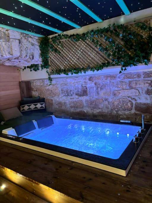 Jacuzzi privatif sous plafond étoilé - Love Room Cognac - Love Room centre ville de Cognac
