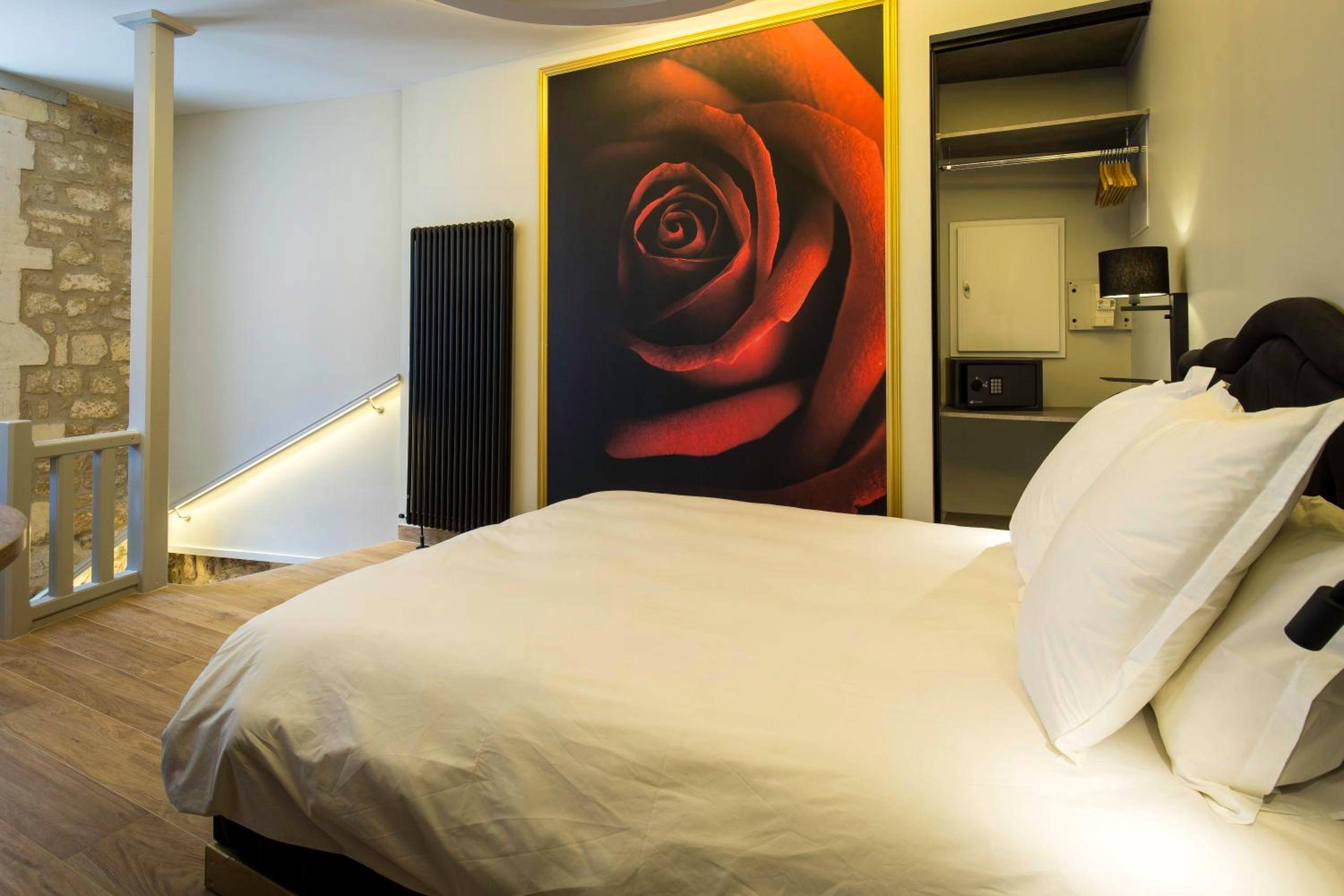 Chambre avec grand tableau de rose rouge - Love Room centre ville de Cognac