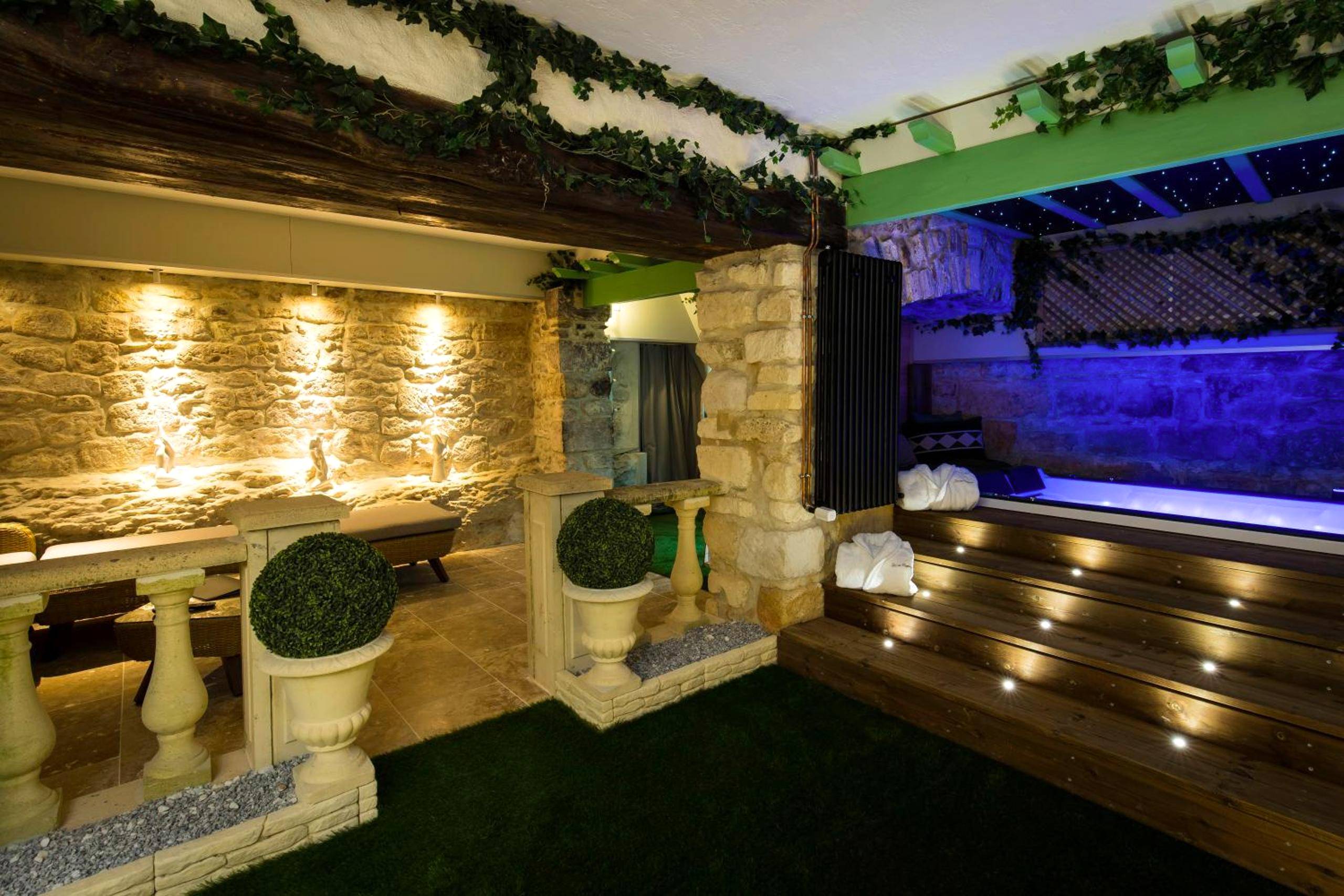 Espace bien - être avec jacuzzi et pierres apparentes - Love Room centre ville de Cognac