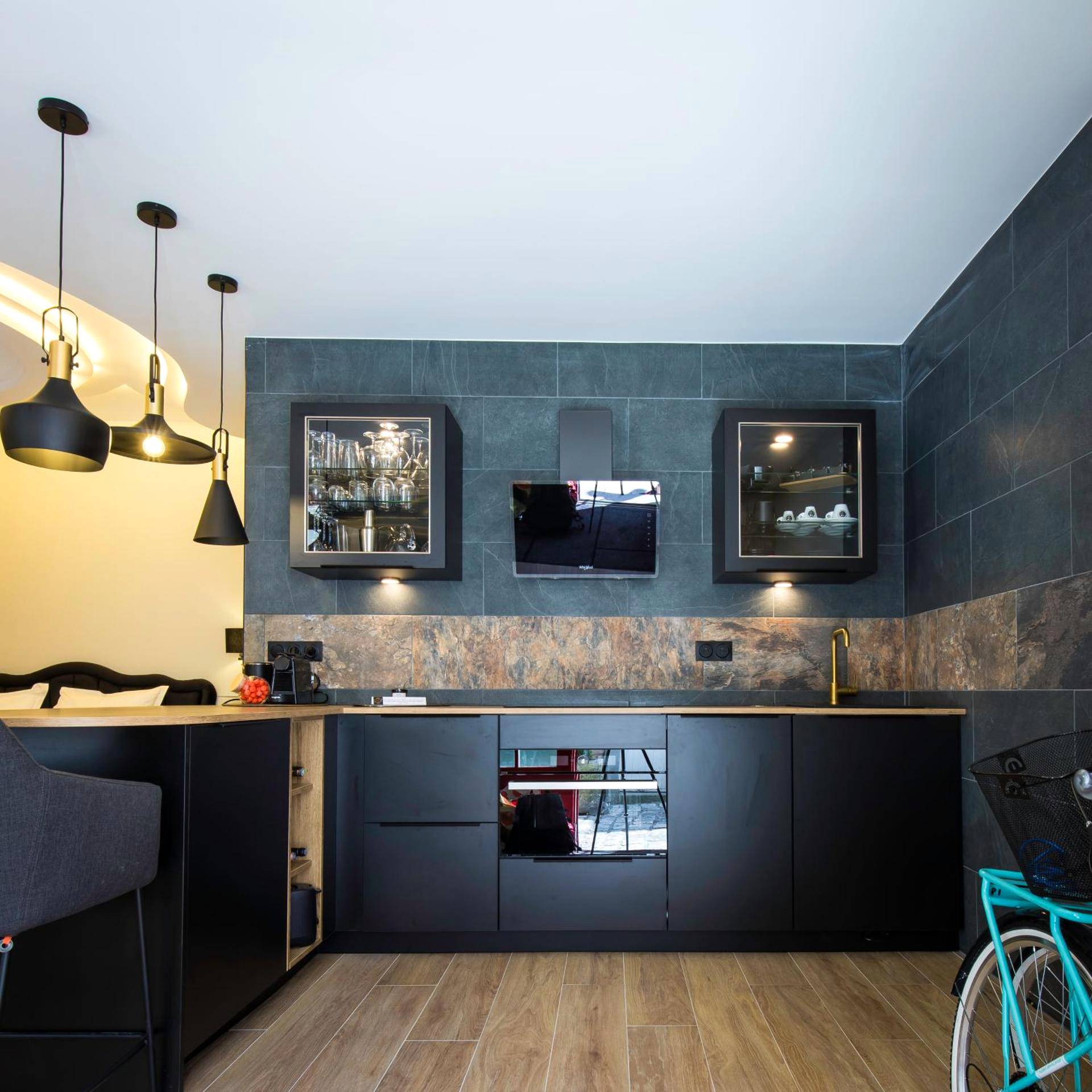 Cuisine moderne équipée aux tons sombres - Love Room centre ville de Cognac