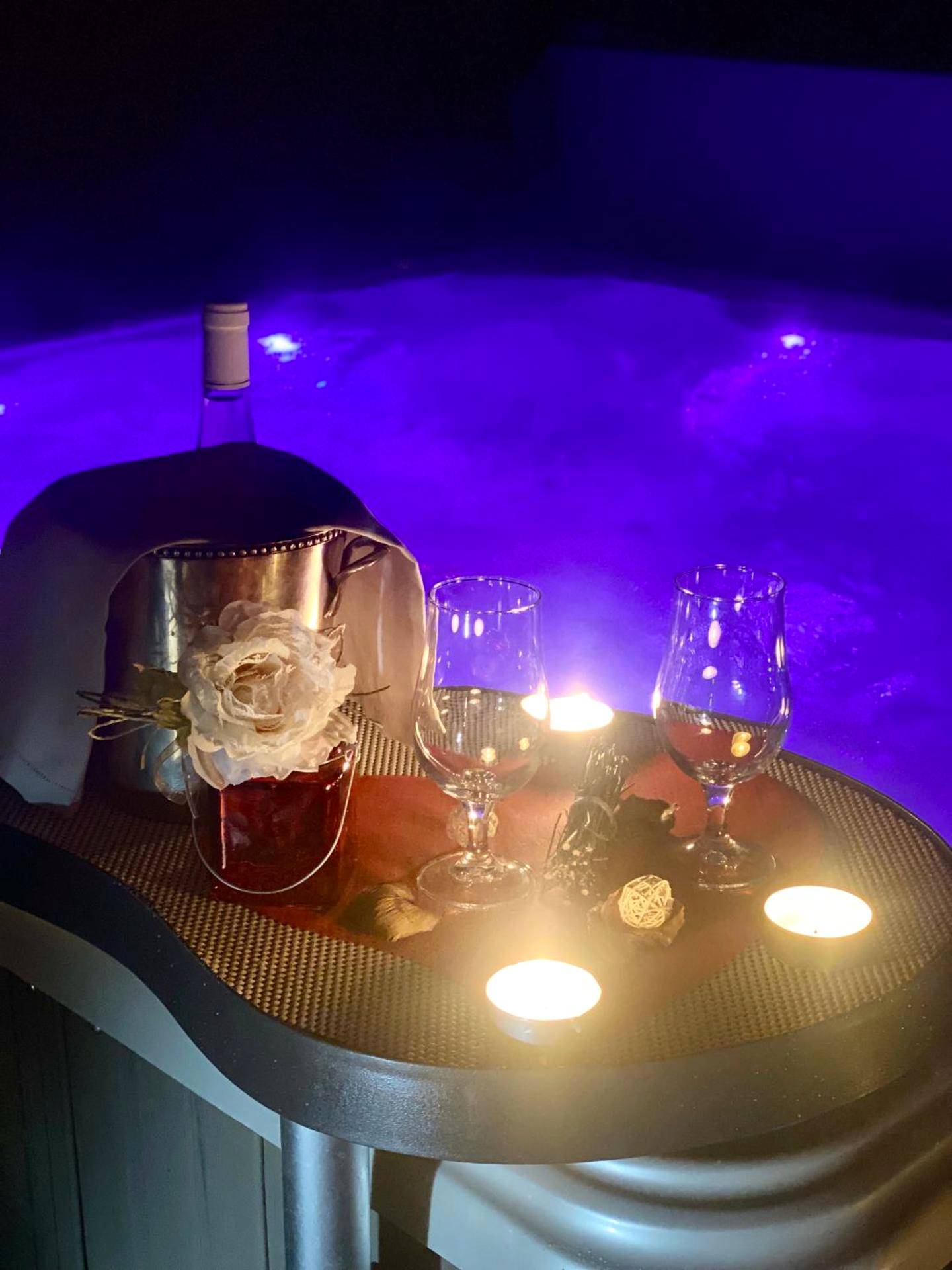 Plateau romantique avec bougies et champagne - Un petit coin de Paradis