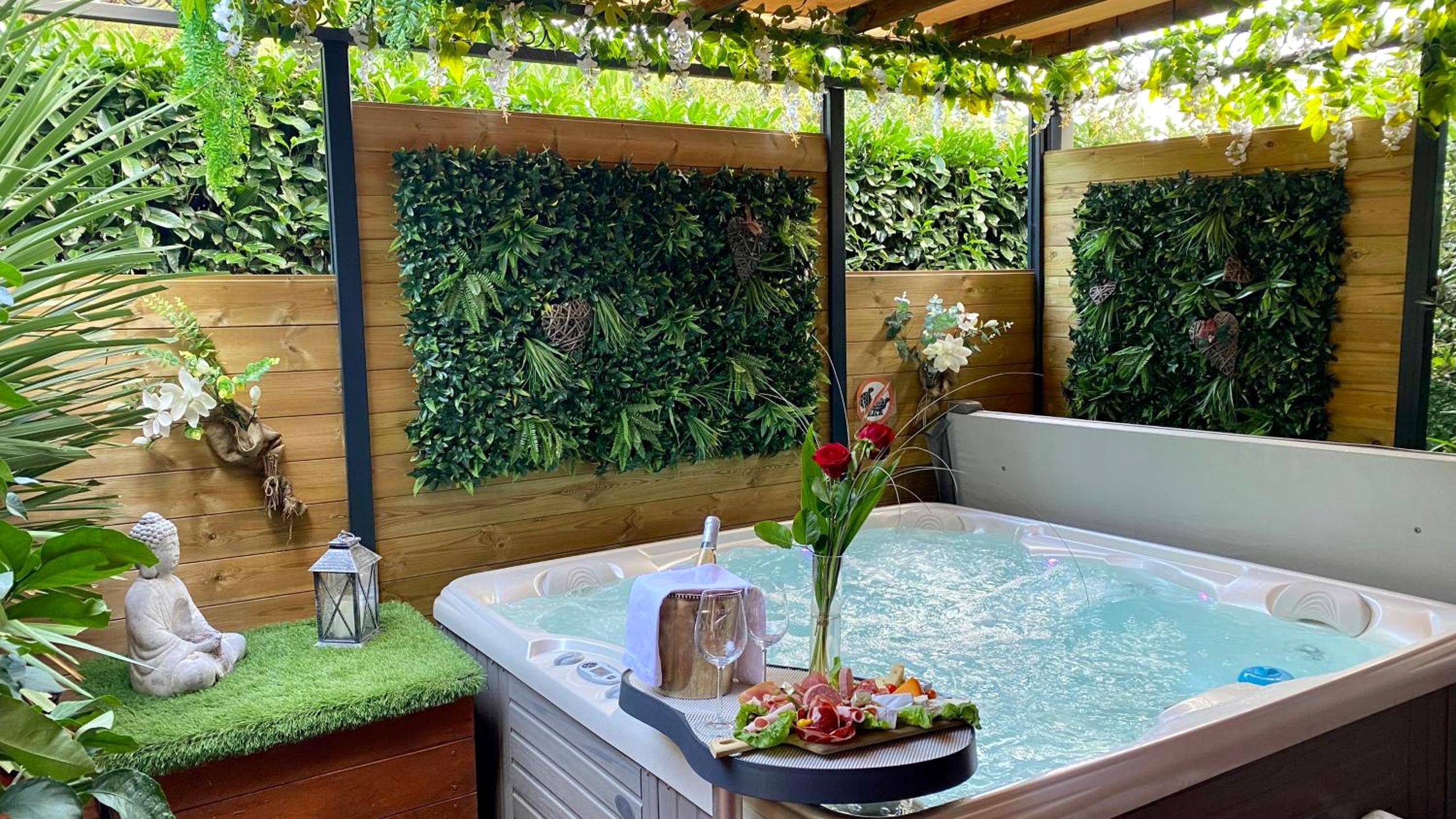 Espace bien - être avec spa et mur végétal - Un petit coin de Paradis