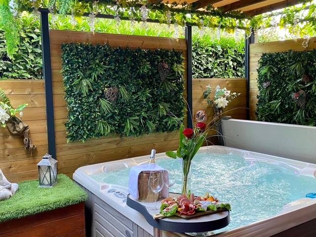 Espace bien - être avec spa et mur végétal - Un petit coin de Paradis