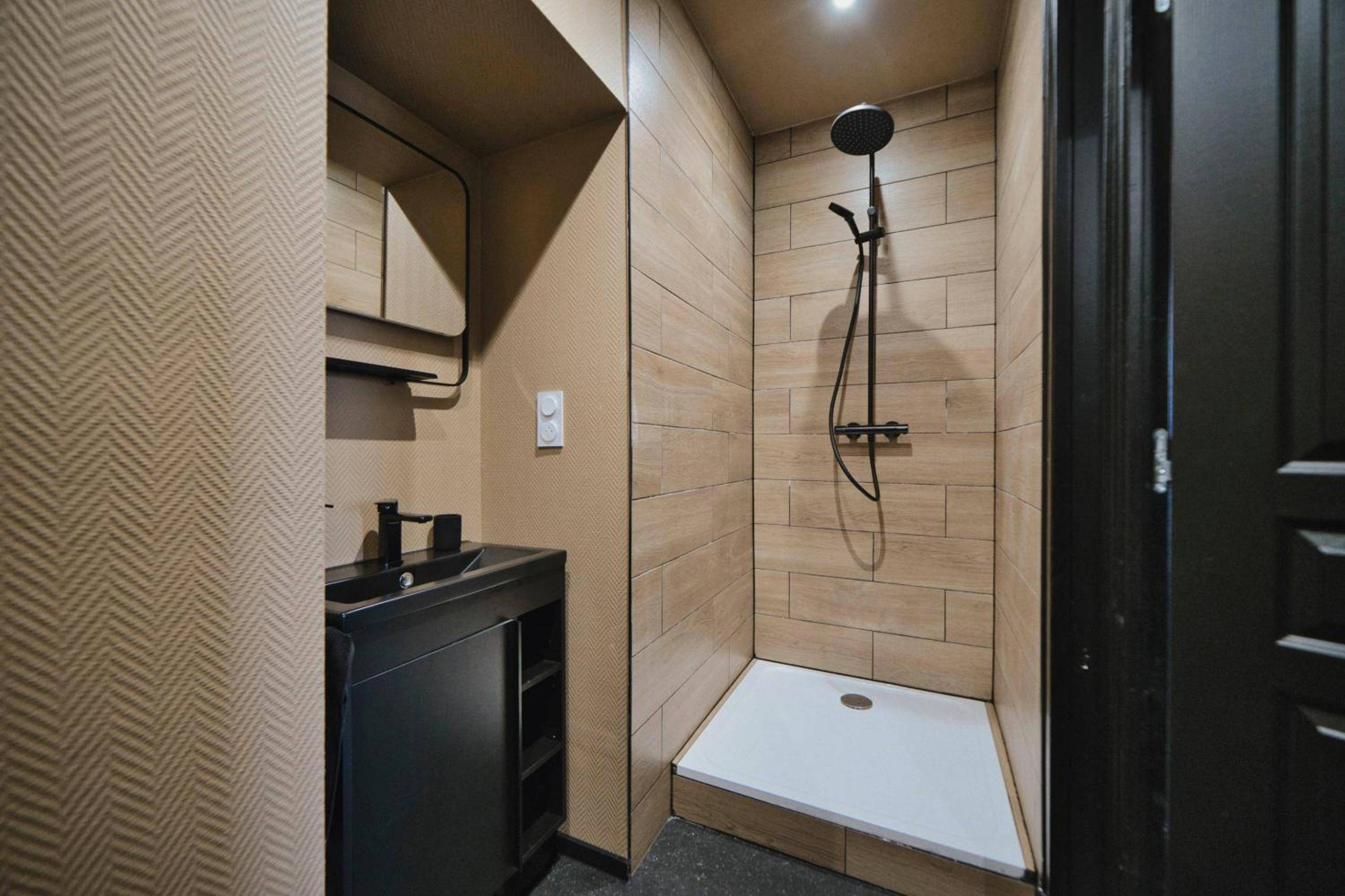Autre vue interieure - Colonial Insolite HautDeGamme Jacuzzi Privatif - Mulhouse