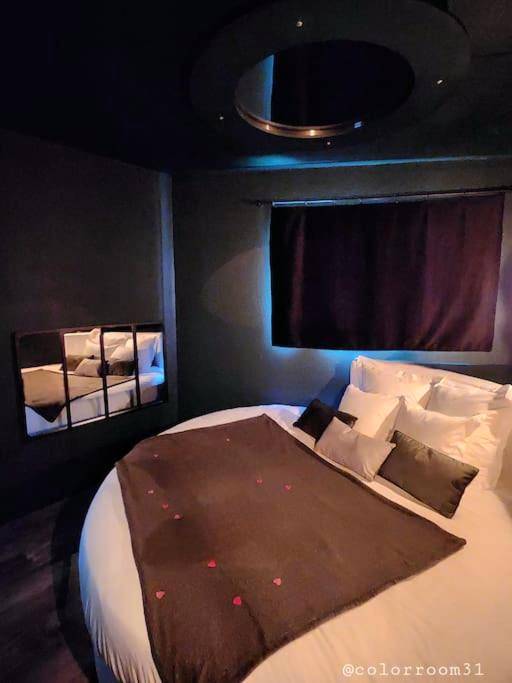 Lit rond avec miroir au plafond et jeté sombre - Colorroom31 - Nuit insolite - Spa - Tantra - Love room