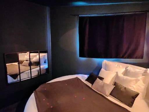 Lit rond avec miroir au plafond et jeté sombre - Colorroom31 - Nuit insolite - Spa - Tantra - Love room