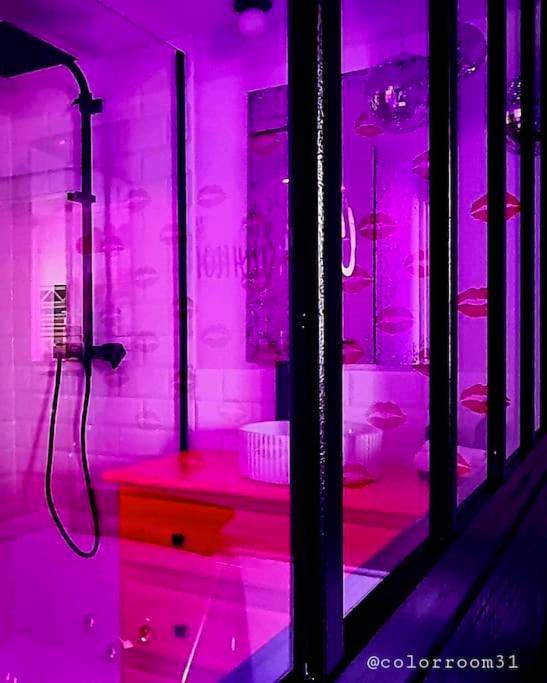 Salle d'eau avec paroi vitrée et lumière rose - Colorroom31 - Nuit insolite - Spa - Tantra - Love room
