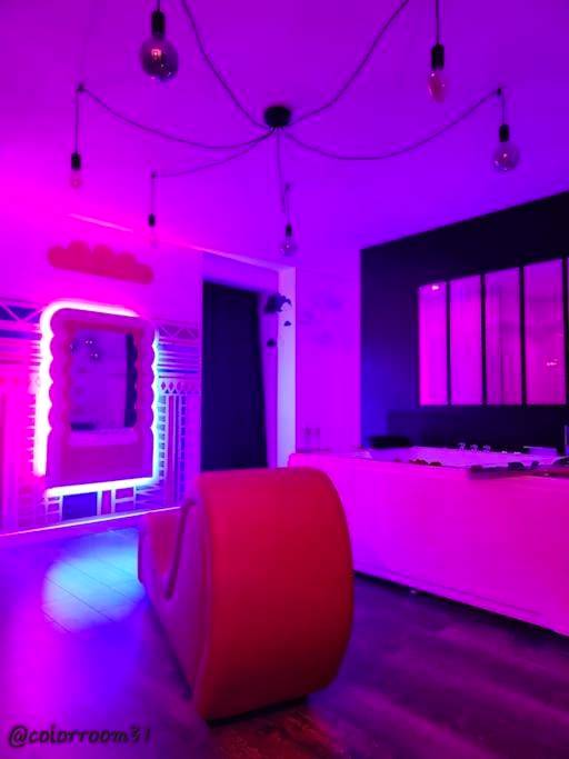 Fauteuil tantrique rouge dans salon néon violet - Colorroom31 - Nuit insolite - Spa - Tantra - Love room