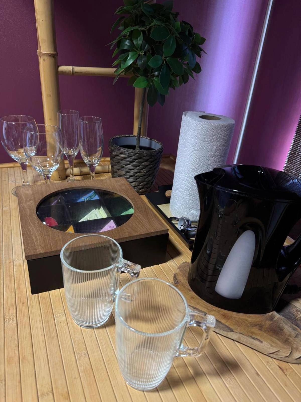Plateau de courtoisie avec bouilloire et tasses - Coquéo Spa & Sauna Suite Paris Disneyland
