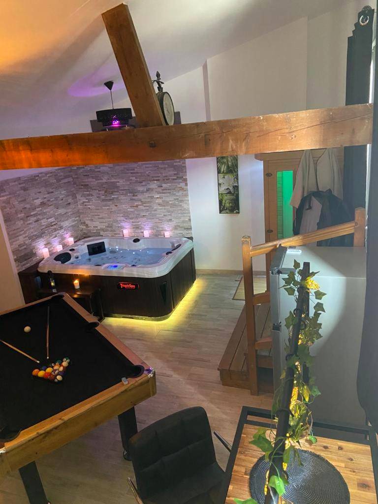 Jacuzzi privatif et billard sous poutres - Love Room Cuvilly - Le Cosily jacuzzi et sauna privatif