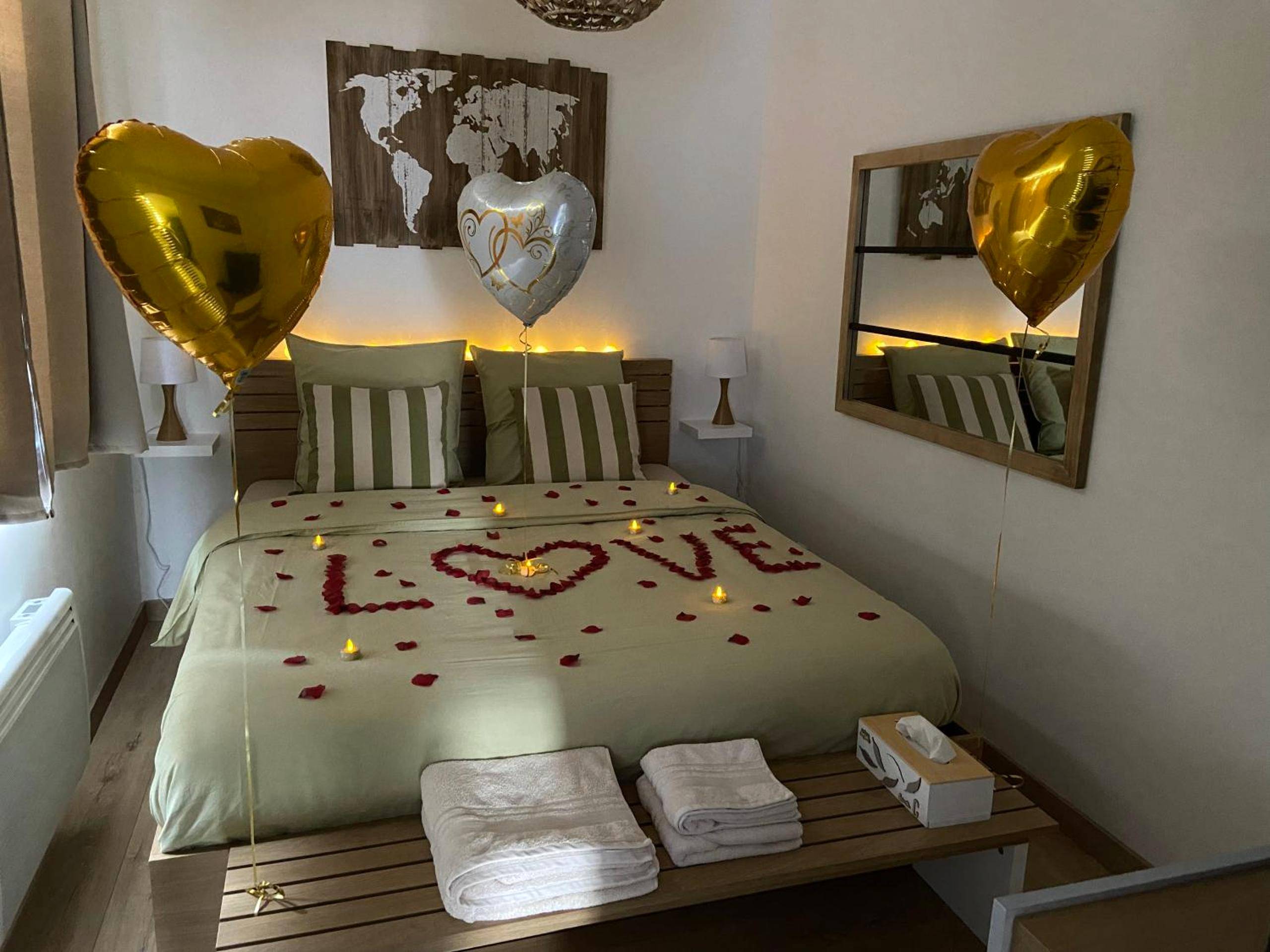 Lit décoré de pétales et ballons en cœur - Le Cosily jacuzzi et sauna privatif