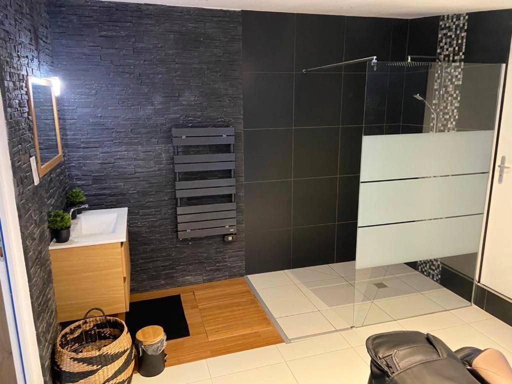 Salle d'eau moderne avec douche à l'italienne - Le Cosily jacuzzi et sauna privatif