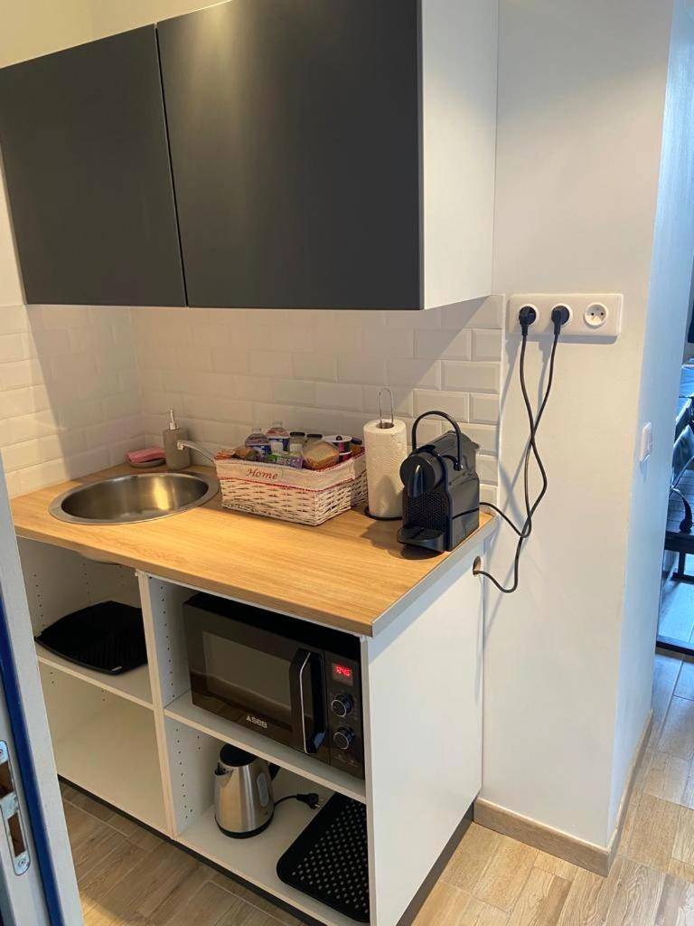 Kitchenette équipée avec micro - ondes et café - Le Cosily jacuzzi et sauna privatif