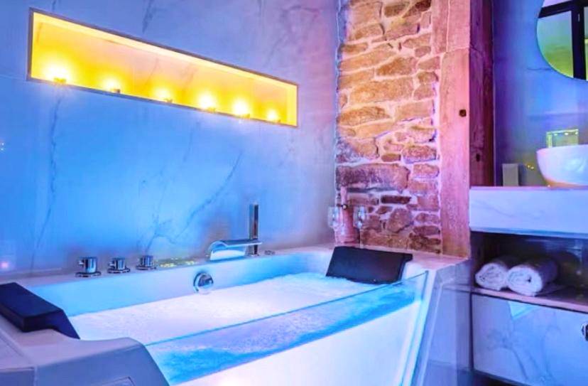 Baignoire balnéo avec éclairage LED bleu - Love Room Saint - Alban - de - Roche - Cosy Love