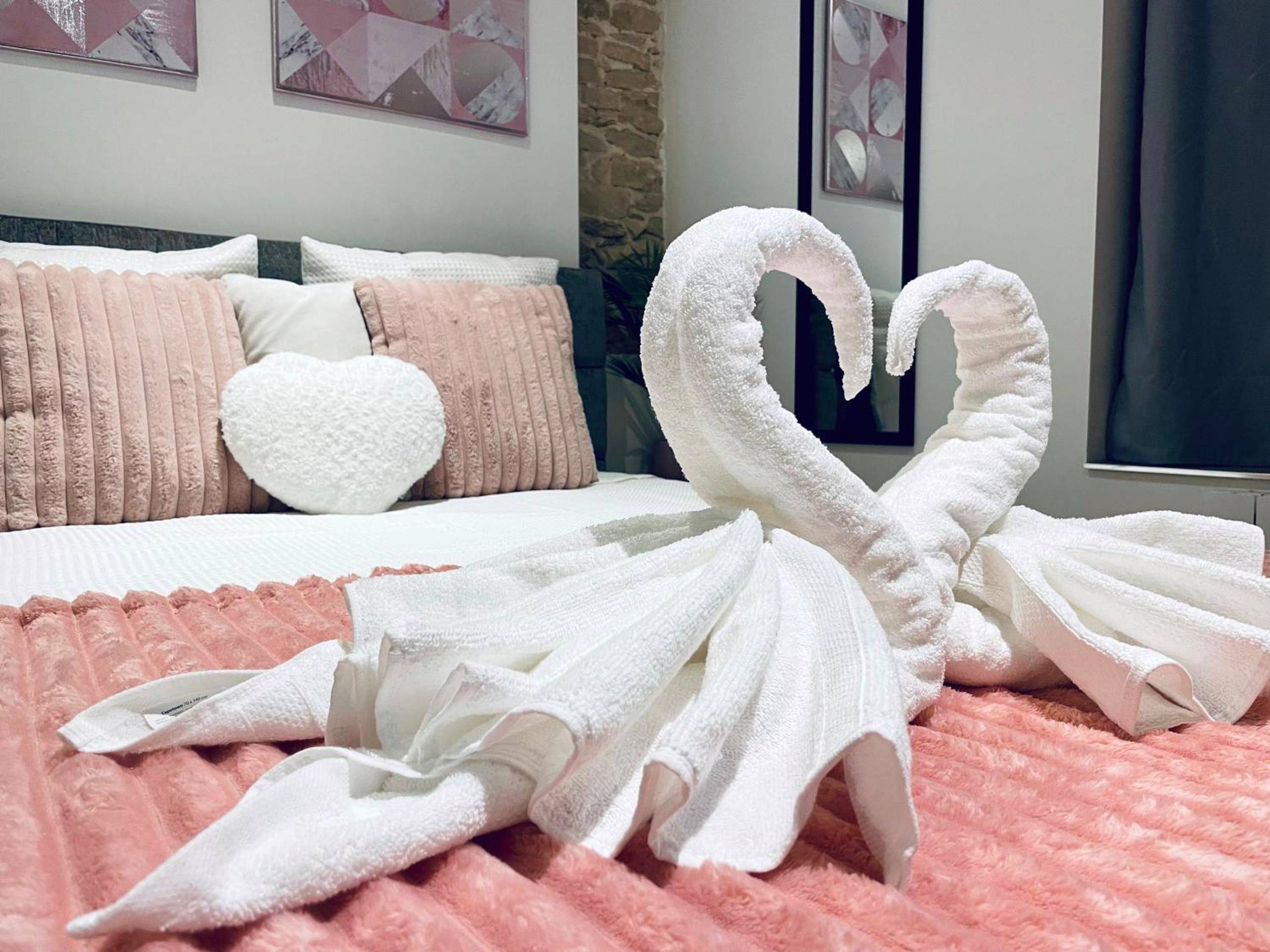 Cygnes en serviettes sur lit romantique - Cosy Love