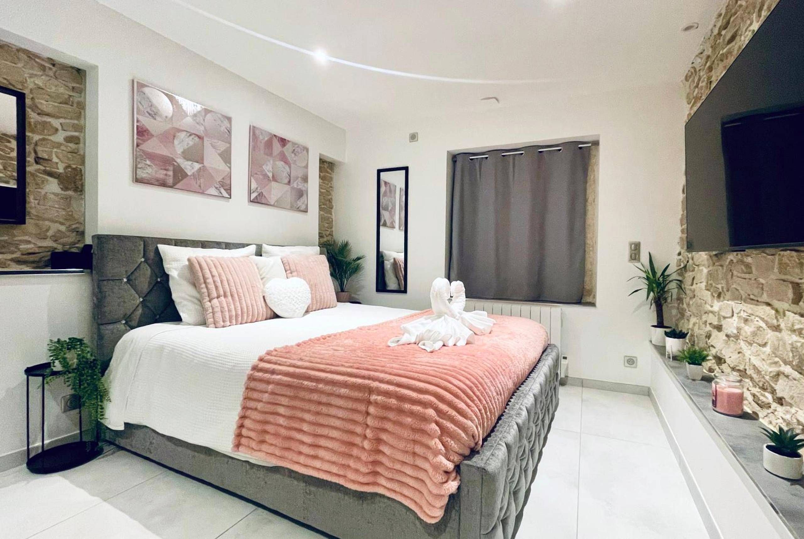 Chambre avec lit capitonné et mur en pierre - Cosy Love